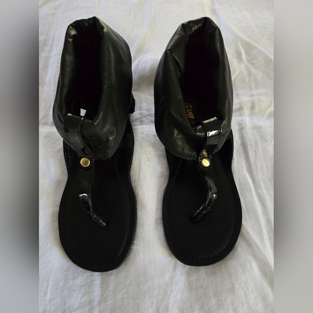 BRAND NEW Laura Brandon Sandals
